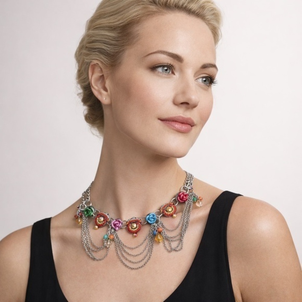 Unique floral charm necklace. ⛓️‍💥 chain w/silver plated finish. Multicoloured.